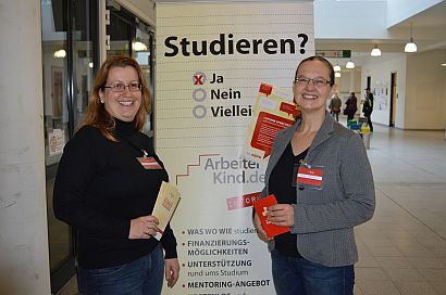 Agnes und Annette an einem Infostand von Arbeiterkind.de